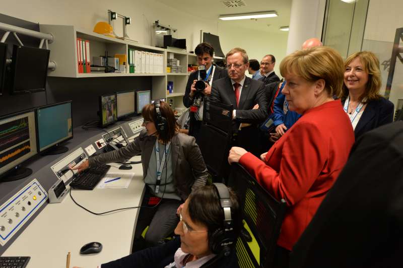 Bundeskanzlerin Angela Merkel beobachtet vom Kontrollraum aus einen Versuch in der Humanzentrifuge des DLR-Forschungszentrums :enhivab