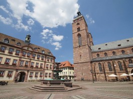 Marktplatz Neustadt, links das Rathaus (Foto: Holger Knecht)