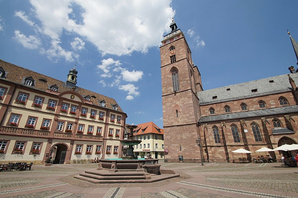 Marktplatz Neustadt, links das Rathaus (Foto: Holger Knecht)
