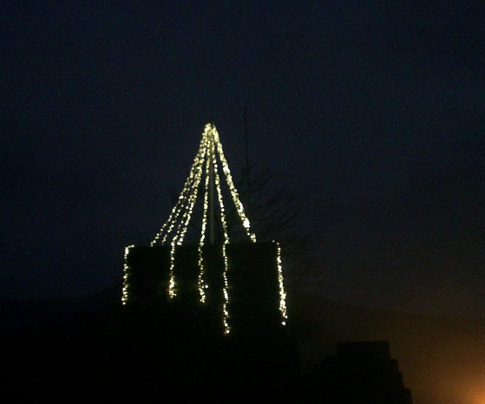 Weihnachtsbaum auf der Wolfsburg (Foto: Stadtverwaltung Neustadt)