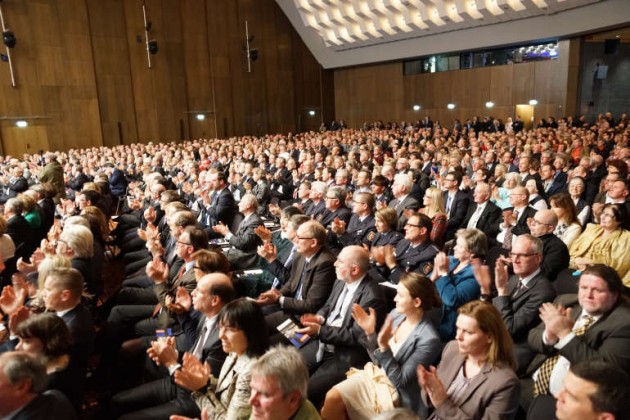 Das Publikum im Pfalzbau (Foto: Holger Knecht)