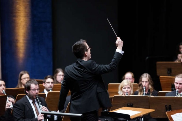 Thomas Kuhn am Dirigentenstab (Foto: Holger Knecht)