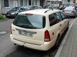 Der beigefarbene Ford wurde beim Unfall in der Donnersbergstraße beschädigt. Auf dem Foto steht das Auto vor der Polizeiinspektion Kaiserslautern 1. Der Unfallverursacher machte sich aus dem Staub.