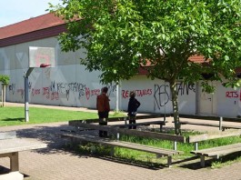 Die Wände des Pamina Schulzentrums wurden beschmiert (Foto: Kreisverwaltung Südliche Weinstraße)
