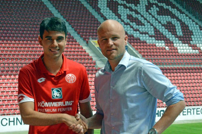 Gerrit Holtmann und 05-Sportdirektor Rouven Schröder in der Coface Arena (Foto: Mainz 05)
