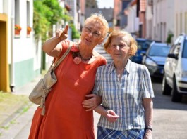 Renate Sparfeld ist ehrenamtlich beim Besuchsdienst „ZwischenMenschlich“ engagiert. Sie besucht regelmäßig die 90-jährige Sidonia Kisseler in Kirchheim und sagt: „Ältere Menschen freuen sich, dass sie Zeit mit mir verbringen und ich lerne für mich immer wieder dazu.“ (Foto: Peter Dorn)