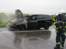 Die Feuerwehr löschte den Fahrzeugbrand (Foto: Polizei)