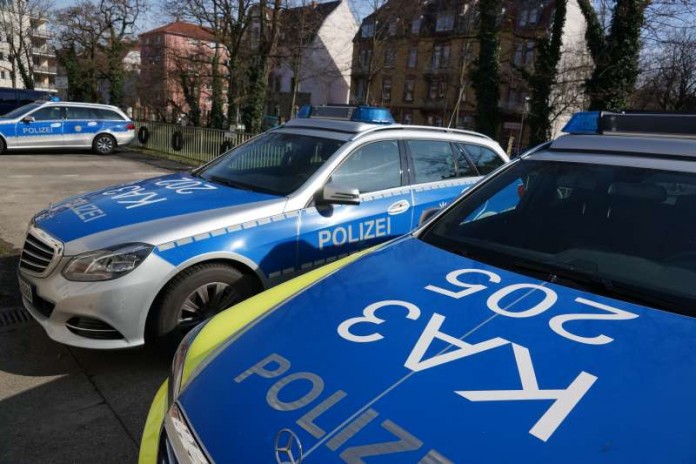 Polizeifahrzeuge im Polizeipräsidium Karlsruhe (Foto: Holger Knecht)