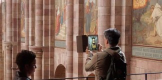 Mit Smartphone und Tablet wurde der Speyerer Dom erkundet (Foto: Yvette Wagner)