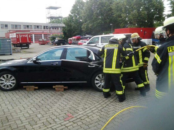 Feuerwehrmänner verschaffen sich einen Zugang ins Fahrzeuginnere (Foto: Metropolnews)