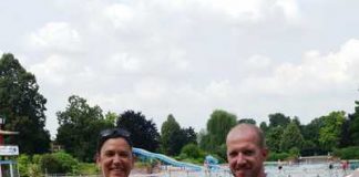Carmen Wagenblast geht mindestens einmal die Woche im Tiergartenbad schwimmen. Jürgen Wiltschka vom Bad-Team überreichte ihr die Zehnerkarte.