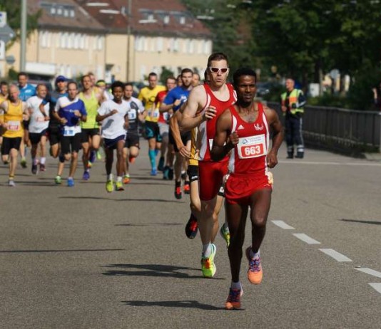 Semere Gaim (Startnummer 663) gewann den 5km-Lauf, dahinter Christoph Balling (Startnummer 1) und Volkslauf-Sieger Simon Friedrich (452, verdeckt) (Foto: Holger Knecht)