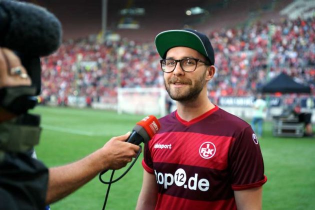 FCK-Fan und Sänger Mark Forster im Fernsehinterview (Foto: Holger Knecht)