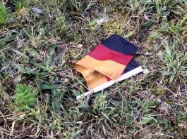 Eine abgerissene Deutschlandfahne wurde gefunden - Sicherheitsstufe erhöht