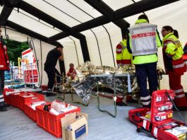 Versorgung der Übungsverletzten auf dem Behandlungsplatz (Foto: Kreisverwaltung Bad Dürkheim)
