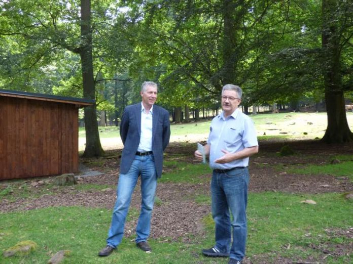 Beigeordneter Peter Kiefer (links) und Claus-Jürgen Schimansky, Vorsitzender des Fördervereins Wildpark Betzenberg e.V., bei der Einweihung des Rotwildunterstands (Foto: Stadt Kaiserslautern)