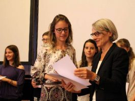 Bildungsbürgermeisterin Dr. Ulrike Freundlieb überreicht den Jugendakademie-Absolventen die Urkunden (Foto: Stadt Mannheim)
