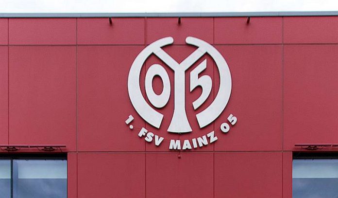 Mainz-05-Logo an der OPEL-Arena (Foto: Stephan Dinges)