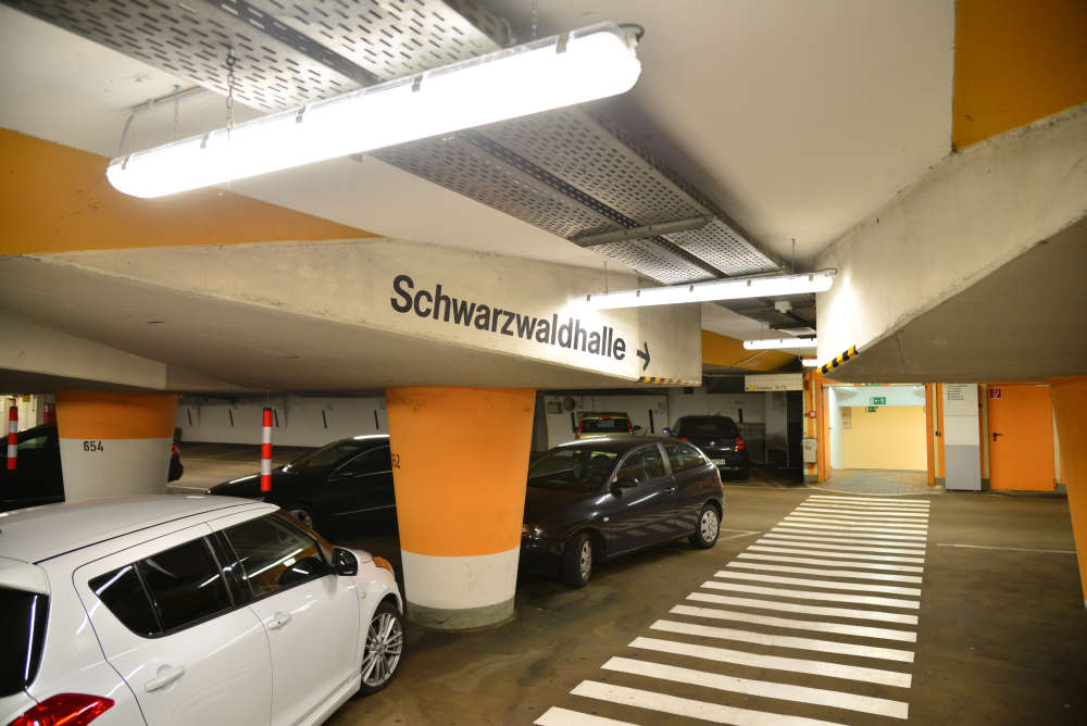 Mit der neuen LED-Beleuchtungstechnik wie hier im Parkhaus Kongresszentrum spart die Stadt Karlsruhe Kosten und bis zu 90 Prozent Energie und leistet damit einen bedeutenden Beitrag zum Klimaschutz. (Foto: Stadt Karlsruhe)