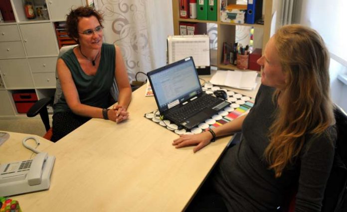 Vanessa Berg (links) in ihrem Büro im Jugend- und Kooperationszentrum 