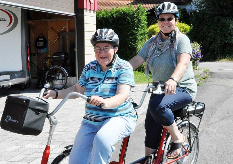 „Begleitetes_Wohnen“ (Foto: Andreas Lang): Gemeinsames Hobby: Margot Martin und ihre Schwester Sylvia Frey lieben Fahrradtouren.