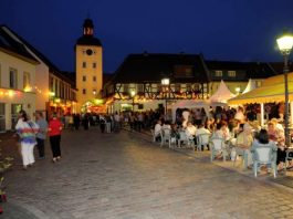 Römerplatz bei Nacht (Foto: Donnersberg-Touristik-Verband)