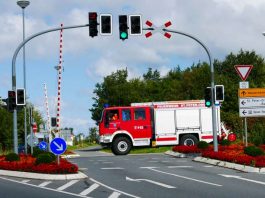 Aufgrund von Sonderrechten dürfen Einsatzfahrzeuge beispielsweise das Tempolimit überschreiten und bei Rot über eine Ampel fahren. (Foto: ADAC)