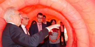 Prof. Dr. med. Richard Raedsch (vorne links) erläutert den Teilnehmern Wissenswertes rund um das Thema Darmkrebs in Europas größtem begehbaren Darmmodell. (Foto: ESWE Verkehrsgesellschaft mbH)
