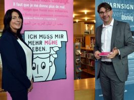 Gemeinsam mit der Leiterin des Landauer Frauenhauses, Jacqueline Waldhauser, hat Oberbürgermeister Thomas Hirsch die Ausstellung „Warnsignale“ in der Stadtbibliothek eröffnet. (Foto: Stadt Landau in der Pfalz)