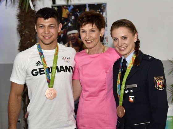 LSB Präsidentin Karin Augustin mit Bronzemedalliengewinner Denis Kudla und Miriam Welte (Foto: Helmut Dell)