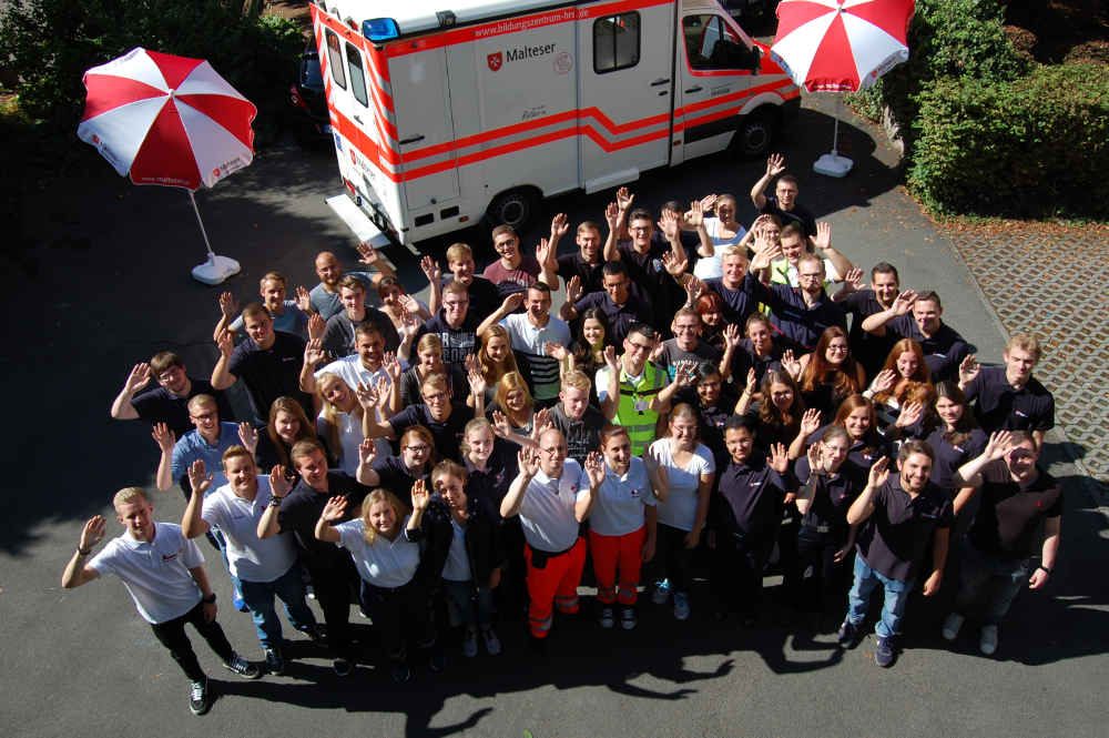 57 junge Frauen und Männer haben ihre Ausbildung zum Notfallsanitäter begonnen. (Foto: Malteser Hilfsdienst)