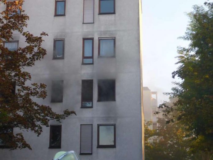 Aus den Fenstern trat Rauch aus (Foto: Feuerwehr Mainz)