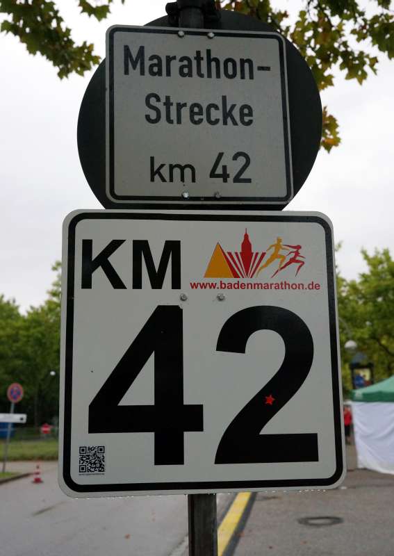 Kilometer 42-Schild beim Baden-Marathon (Foto: Holger Knecht)