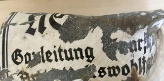 Entdecktes Schild mit der Aufschrift „Gauleitung Saarpfalz, Arbeiterwohlfahrt“ (Foto: Stadtverwaltung Neustadt)