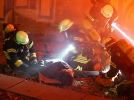 Feuerwehrleute retten einen Übungsverletzten aus dem Gefahrenbereich (Foto: Holger Knecht)