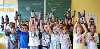 Die Grundschüler freuten sich über die neuen Trinkflaschen (Foto: TWL)