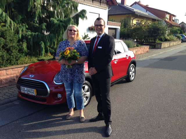Freuten sich: Bodo Bettag (r.) übergibt die Fahrzeugschlüssel eines BMW Mini One an die glückliche Gewinnerin Sieglinde Hopp aus Hanhofen.