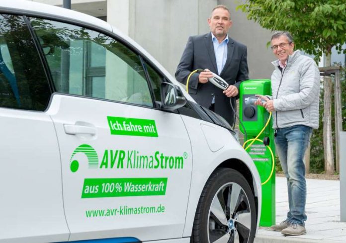 Nehmen gemeinsam die neue E-Tankstelle in Betrieb: Peter Mülbaier, Geschäftsführer AVR UmweltService (rechts) und Willi Parstorfer, EnBW-Kommunalberater (links). (Foto: AVR UmweltService GmbH)