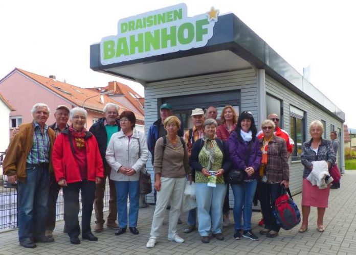 Die Seniorengruppe mit Begleitern am Draisinenbahnhof. (Foto: Kreis Bergstraße)