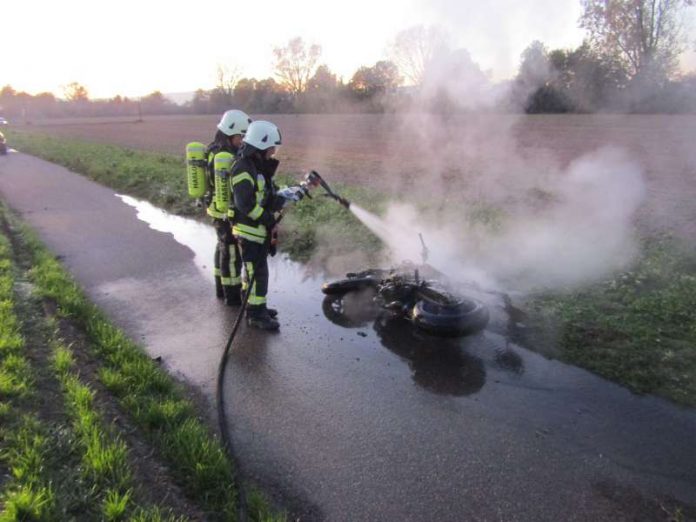 Die Feuerwehr löschte ein brennendes Motorrad (Foto: Feuerwehr Haßloch)
