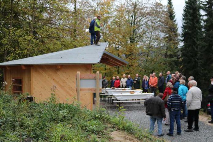 Ein Unterstand und ein kleines Naturkundemuseum unter einem Dach: Der neue Waldpavillon