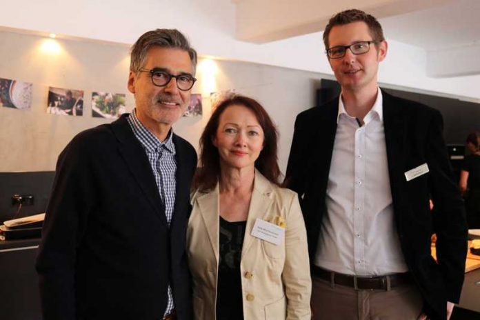 Wirtschaftsförderer Jens Stuhrmann mit Jürgen-Martin Kügler und Edda Mira Heckmann von der Unit Agentur