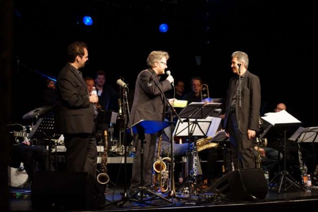 Die drei Bandleader auf der Bühne: v.l.: Jochen Welsch, Martin S. Schmitt und Frank Runhof (Foto: Holger Knecht)