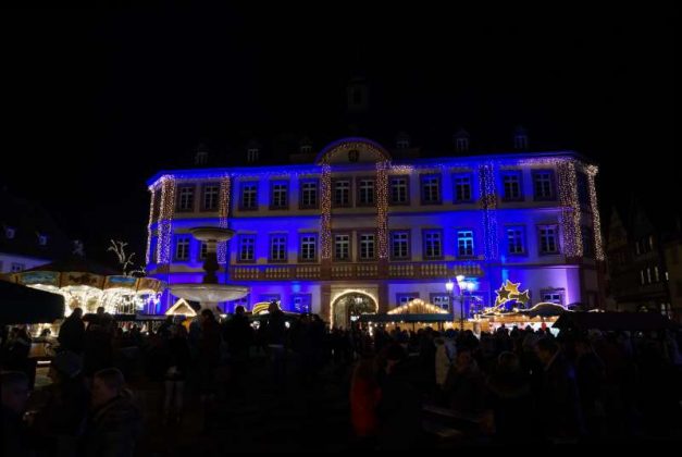 Das weihnachtlich illuminierte Rathaus (Foto: Holger Knecht)