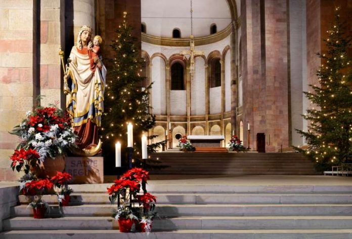 Dom zu Speyer weihnachtlich geschmückt, Foto: Klaus Landry © Domkapitel Speyer