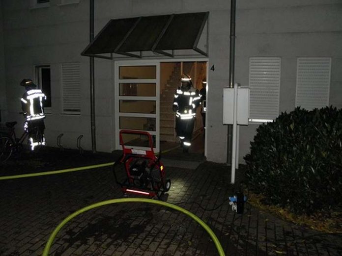Ein Zimmerbrand in der Borkumer Straße beschäftigte heute Abend die Feuerwehr Wiesbaden. Bei dem Brand wurde eine Person schwer verletzt aus der Brandwohnung gerettet. Der Sachschaden beträgt ca. 50.000 Euro. (Foto: Feuerwehr Wiesbaden)