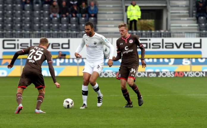 Kehrt nach seinem Wechsel vom Karlsruher SC zum SV Sandhausen im Sommer erstmals an alte Wirkungsstätte zurück: Innenverteidiger Daniel Gordon (Mi.). (Foto: SV Sandhausen)
