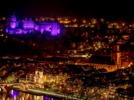 Zum Weltfrühgeborenentag erstrahlt das Heidelberger Schloss in lila (Foto: Andreas Knapp)