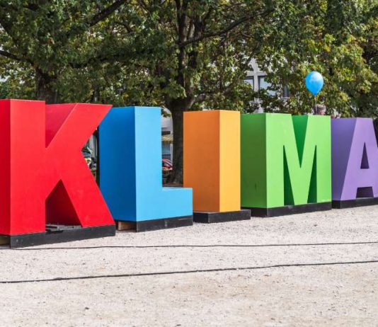 Bunte Klimabuchstaben weisen den Weg zu den Aktionen der Karlsruher Klimakampagne. (Foto: PR)