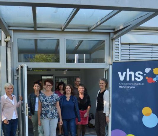 Freuen sich über neue Kursräume: die Mitarbeiter der KVHS. (Foto: Kreisverwaltung Mainz-Bingen)